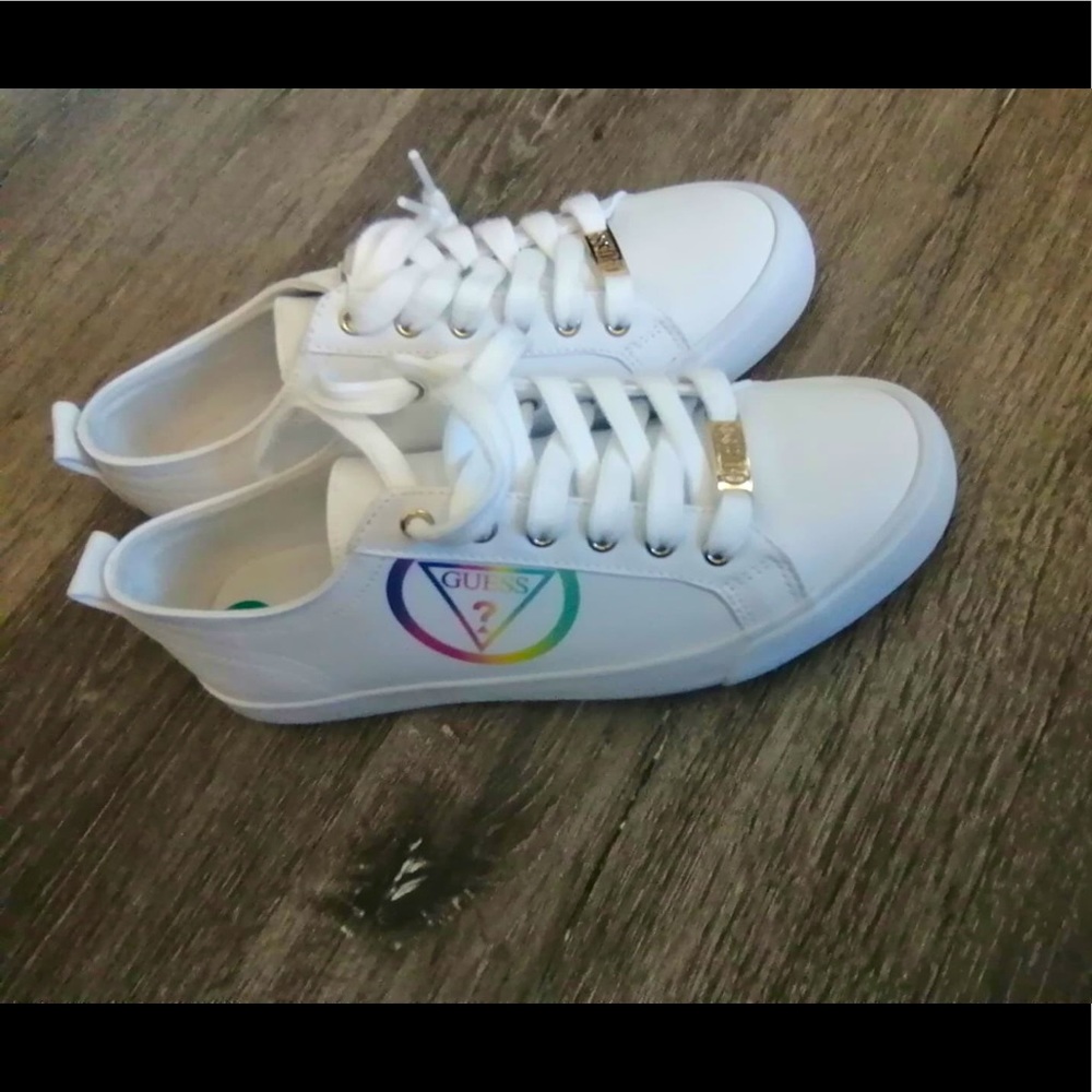 Selling guess shoes, completely new, size 7.5